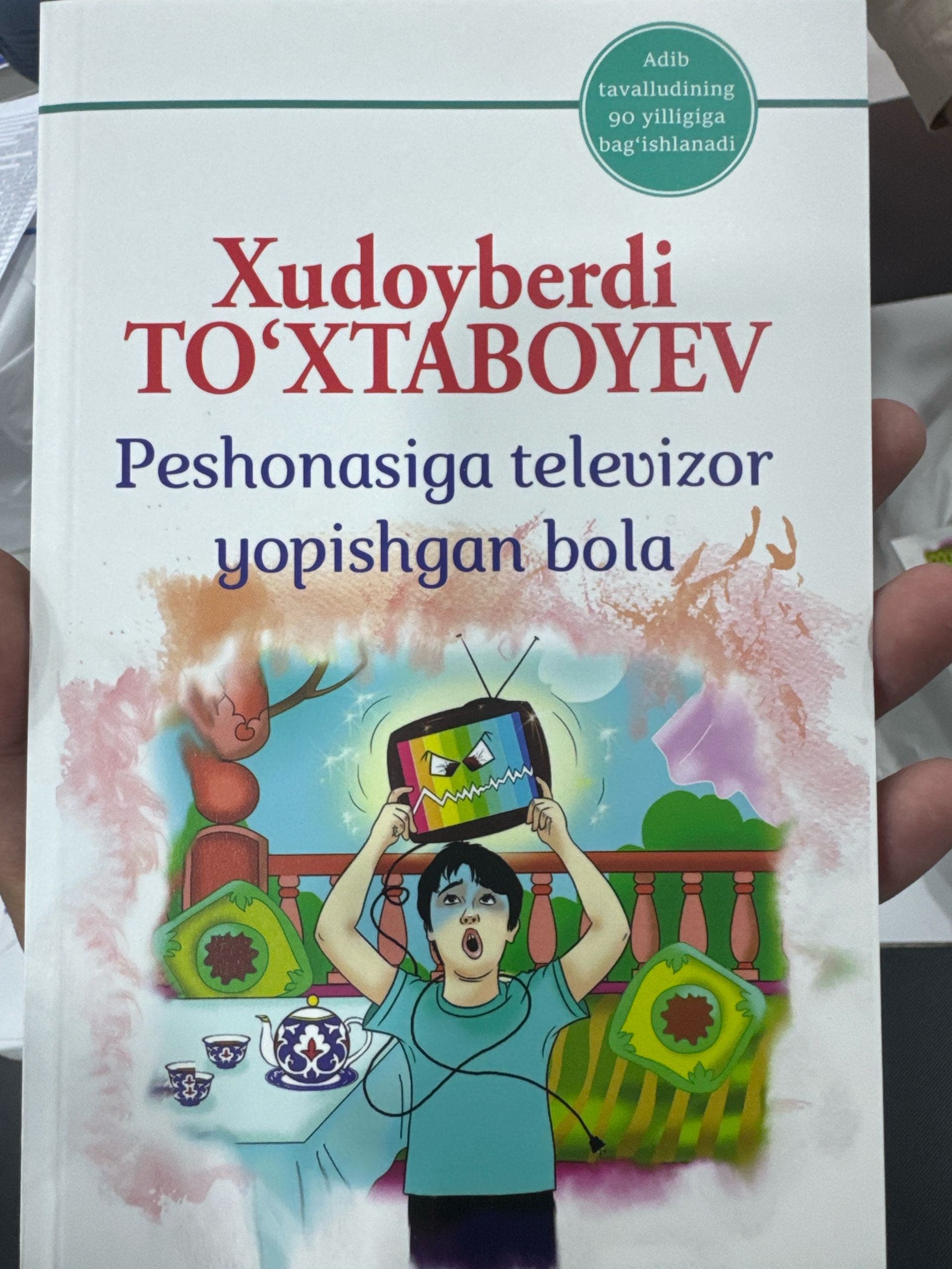 Peshonasiga televizor yopishgan bola