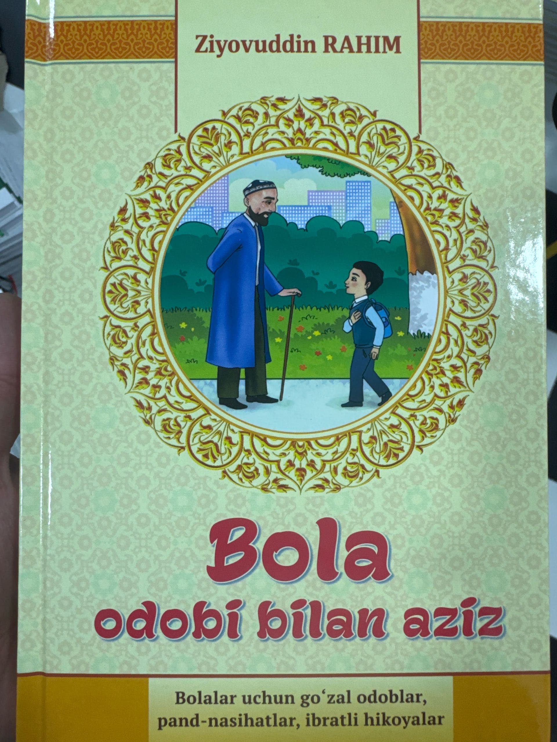 Bola odobi bilan aziz lotin